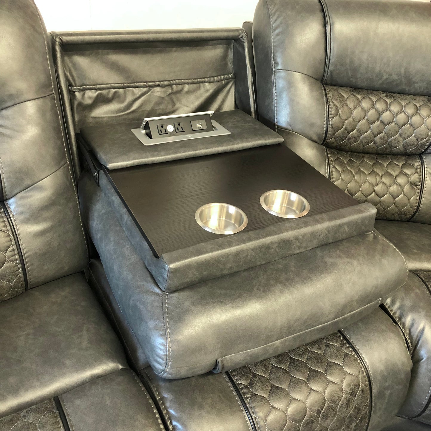 LIKE NEW 6-piece Electric Reclining Sectional with Outlets & USB ports- Delivery Available  #C142